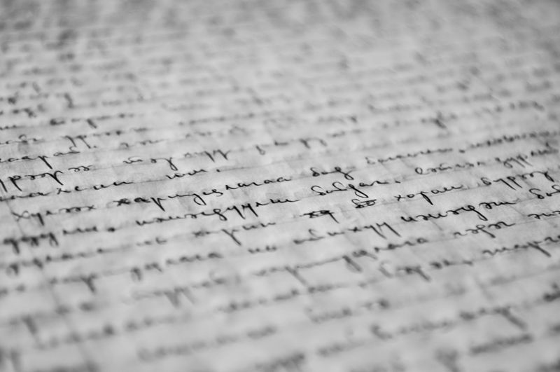 Cuaderno abierto con bocetos a lápiz y anotaciones manuscritas sobre una mesa